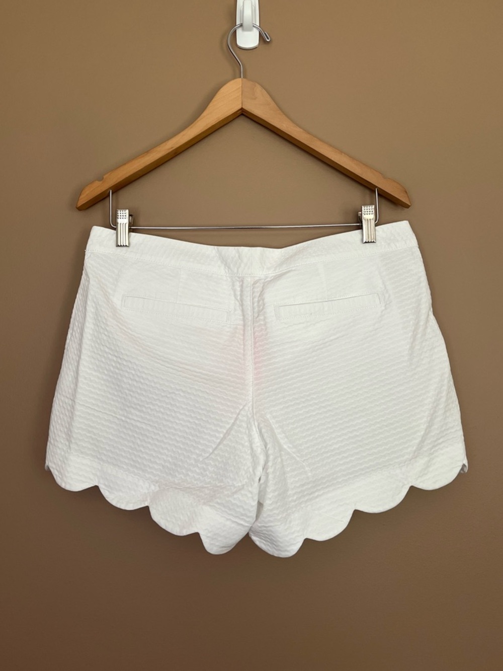 {Lilly Pulitzer} Buttercup Scallop Hem 5" Short in Resort White - Womens 6 - NWT - Picture 4 of 11